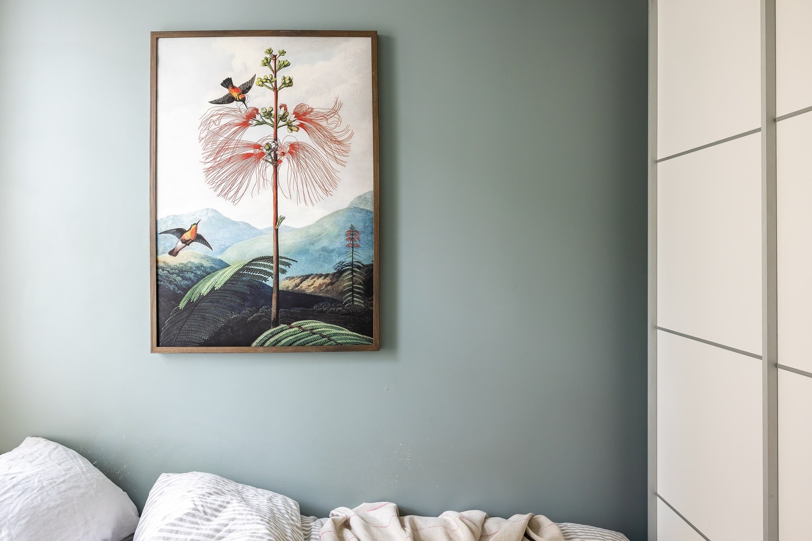 I tillegg får du rikelig med oppbevaringsplass i en praktisk skyvedørsgarderobe. Galleribilde