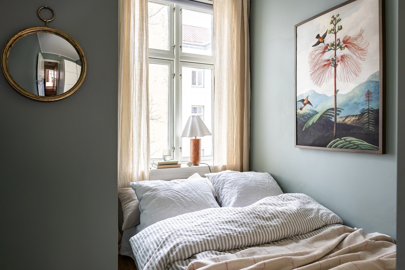 Leilighetens soverom har adkomst fra entréen og vender ut mot en rolig bakgård. Galleribilde