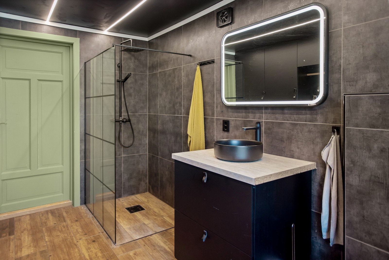Badet og vaskerommet er nylig totalrenovert i 2023 og har en moderne utforming. Galleribilde