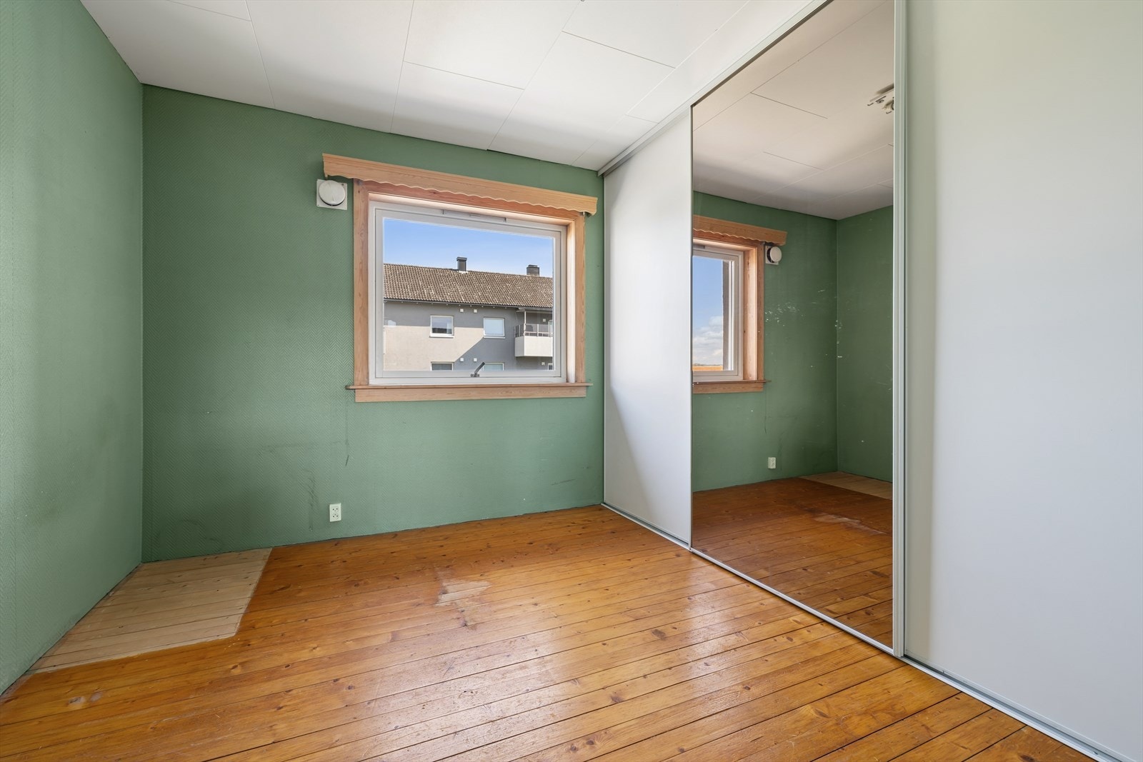 Det er to gode soverom i leiligheten. Praktisk skyvedørsgarderobe på hovedsoverommet Galleribilde