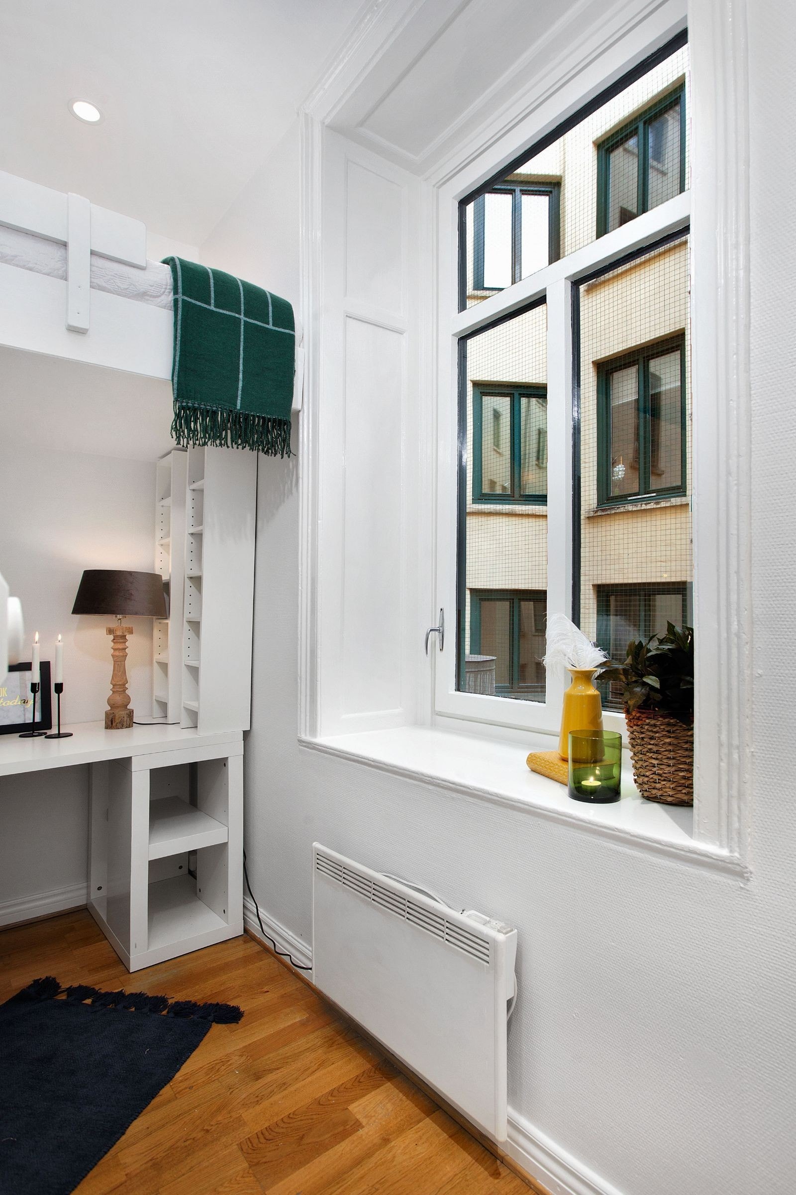 Stort vindu mot rolig bakgård Galleribilde
