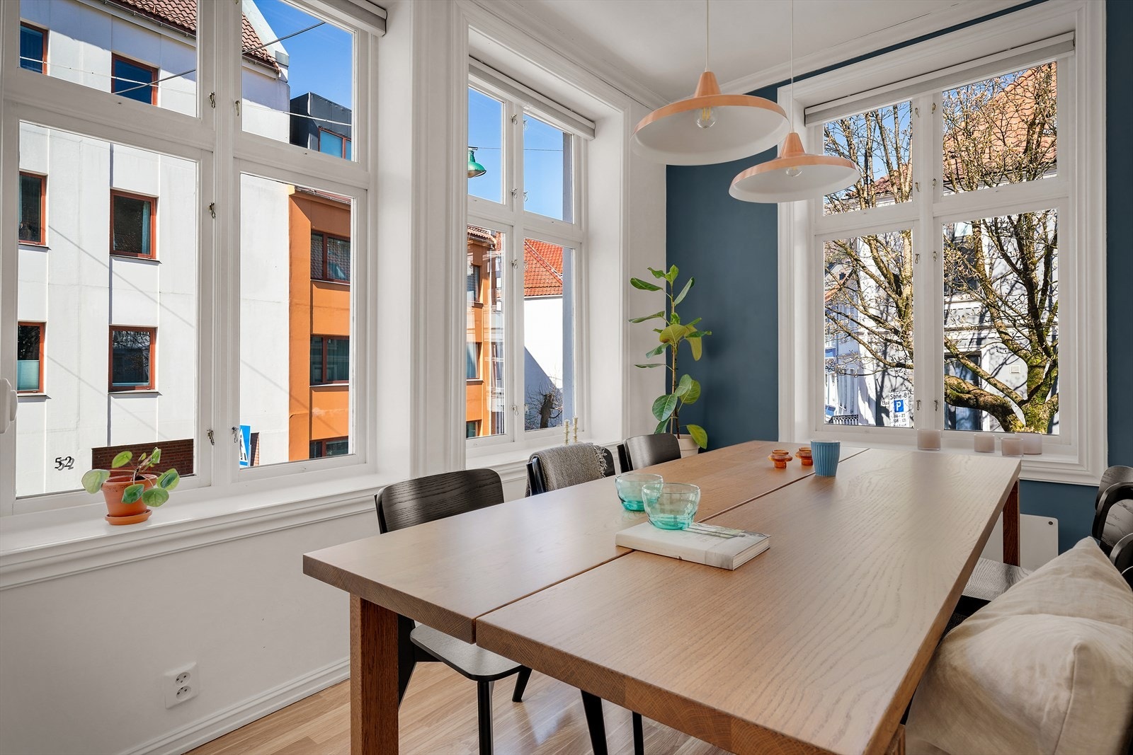 Spisestuen har et areal på 8,2 m² og store vinduer som gir godt med dagslys. Galleribilde