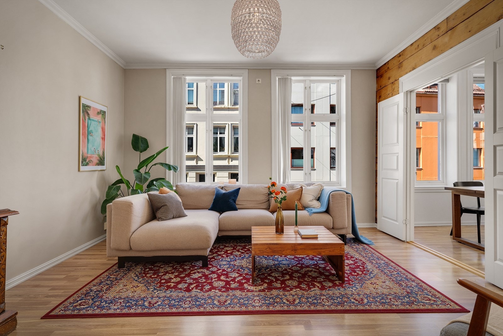 Stuen har god plass til en større sofagruppe og annen møblering. Galleribilde