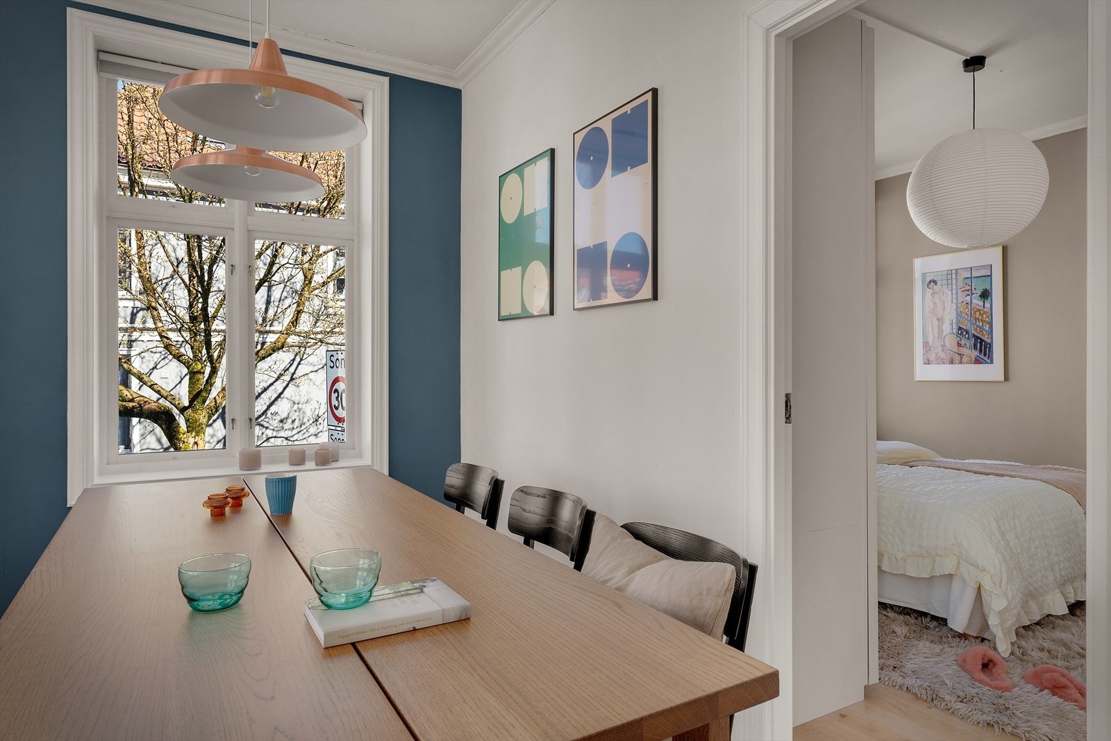Fra spisestuen er det enkel tilgang til ett av leilighetens soverom. Galleribilde