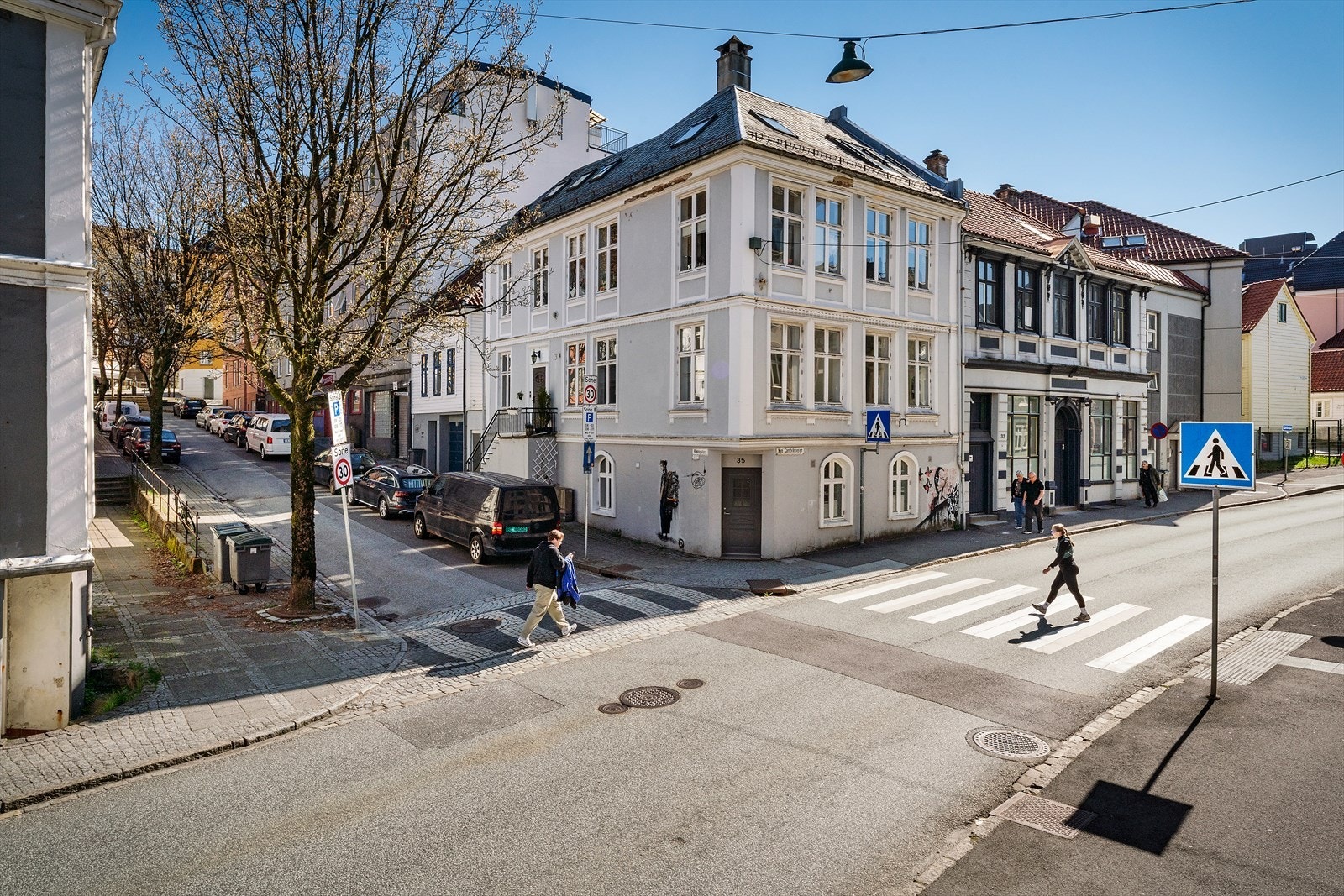 Busstoppet Skuteviksveien ligger kun ett minutts gange unna, med hyppige avganger. Galleribilde