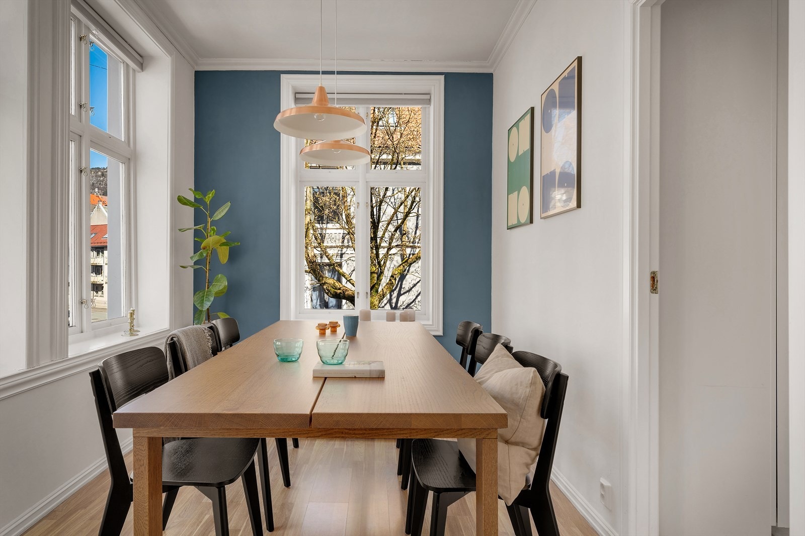 Her er det god plass til både familie og venner rundt spisebordet. Galleribilde