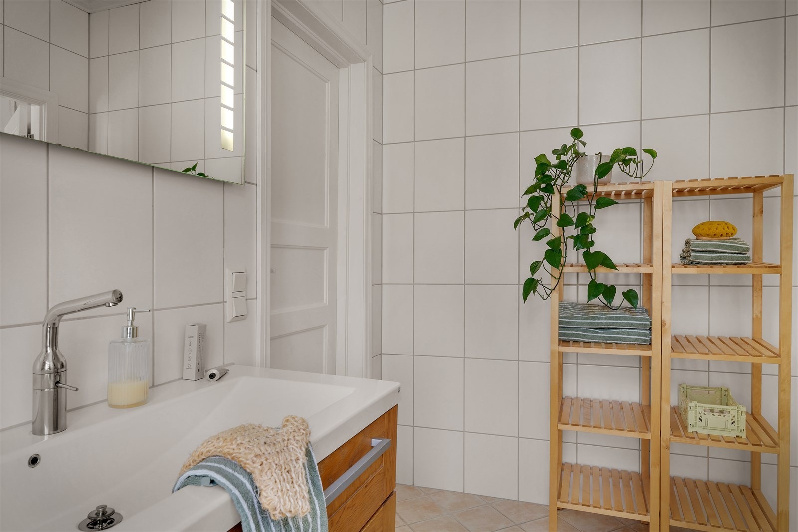 Badet er på 6,6 m² og har en funksjonell og tidløs utforming. Galleribilde