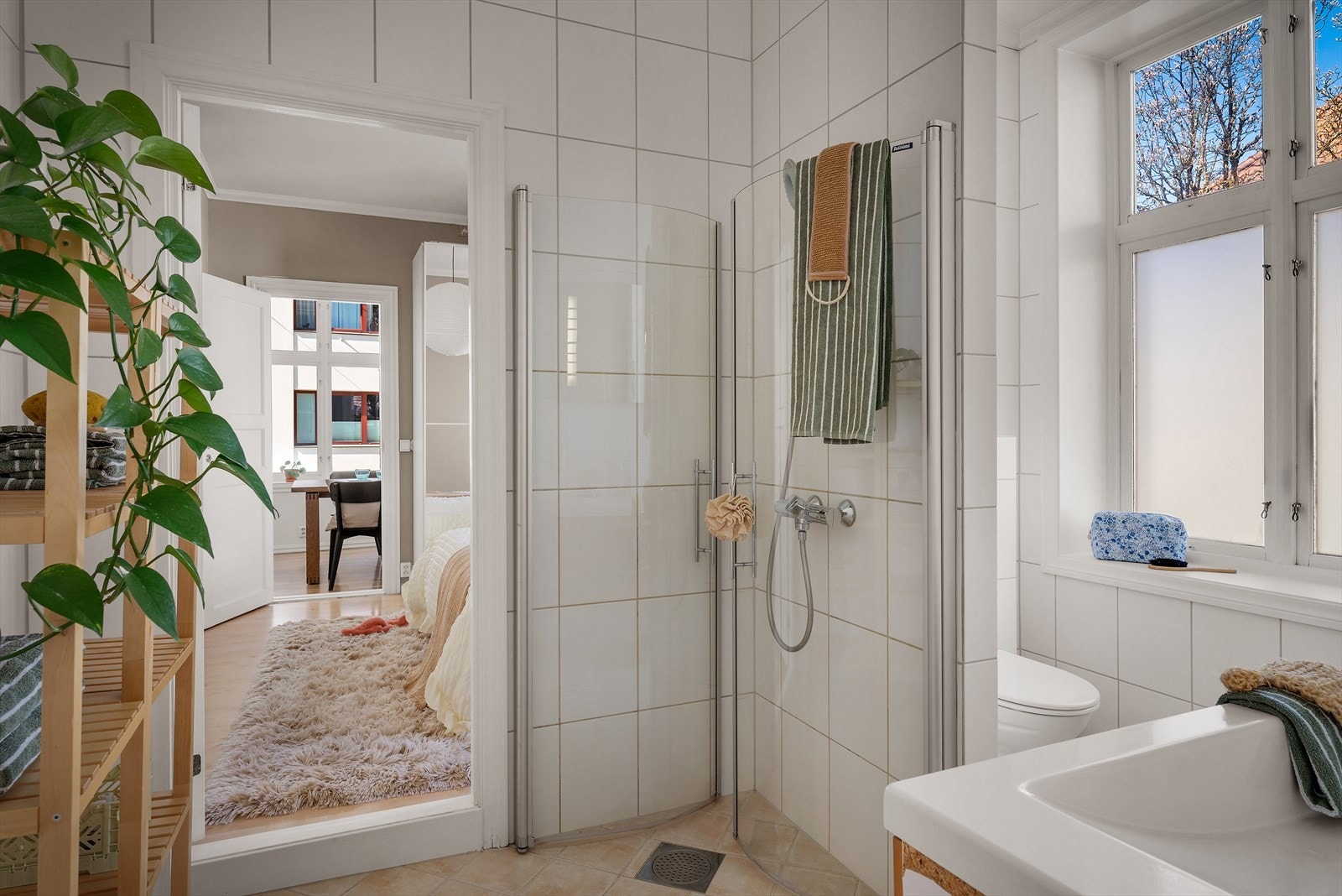 Fra badet er det direkte adkomst til hovedsoverommet. Galleribilde