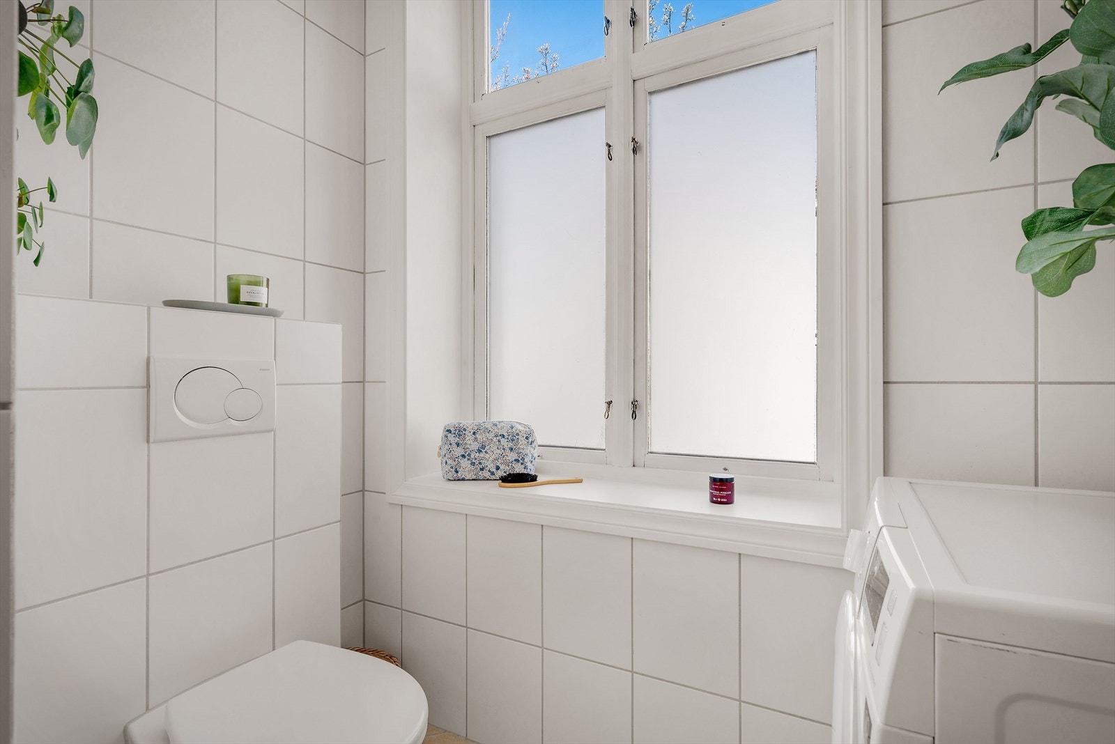 Ventilasjonen på badet sikres av en elektrisk styrt vifte. Galleribilde