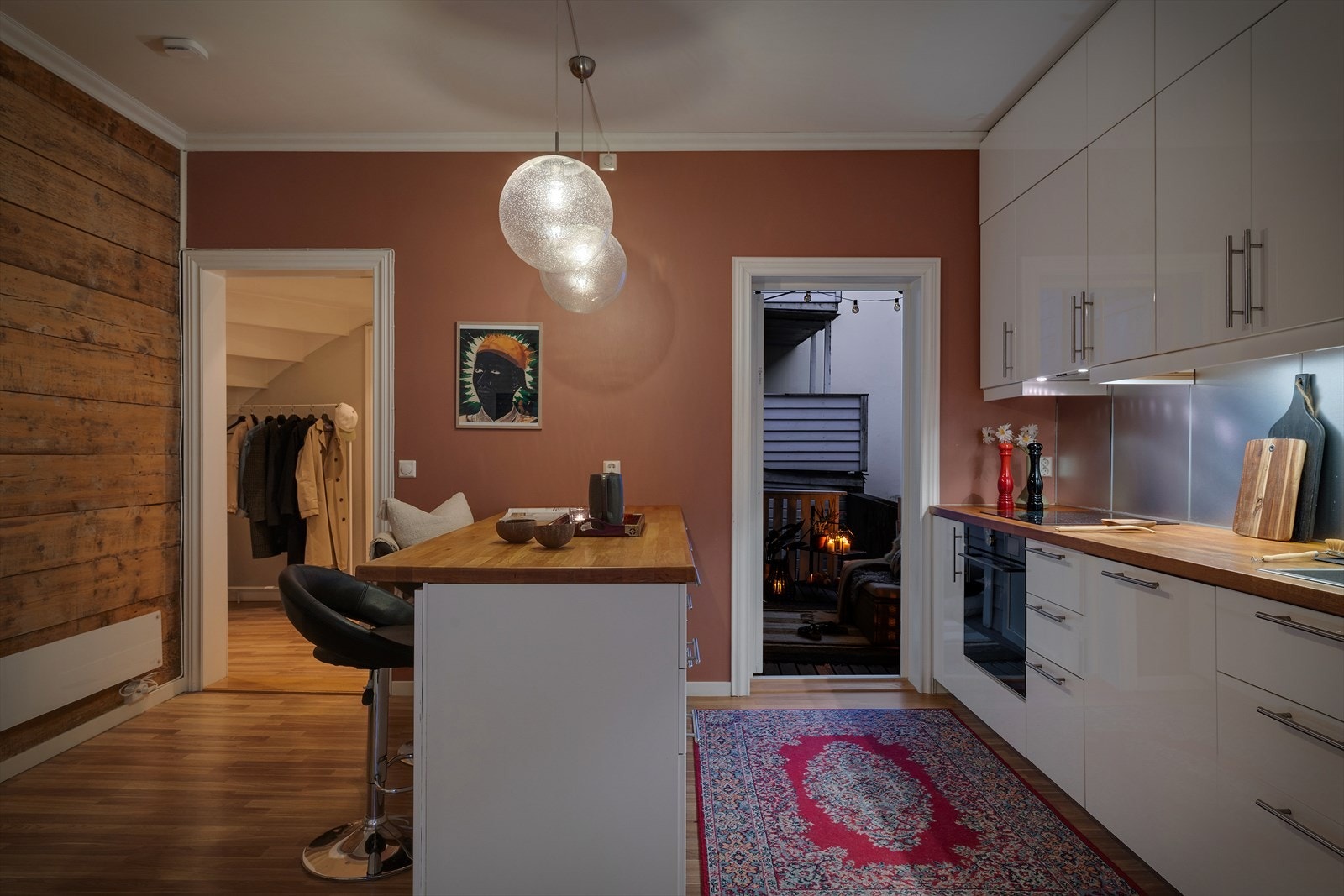 Den originale tømmerveggen er bevart også på kjøkkenet, og gir en varm kontrast til den moderne innredningen. Galleribilde