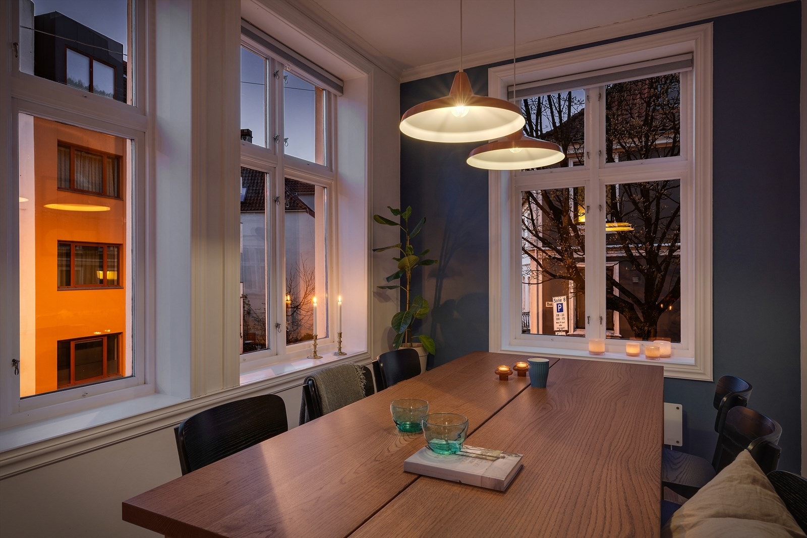 Spisestuen ligger i direkte tilknytning til stuen og har plass til et langbord for sosiale sammenkomster. Galleribilde