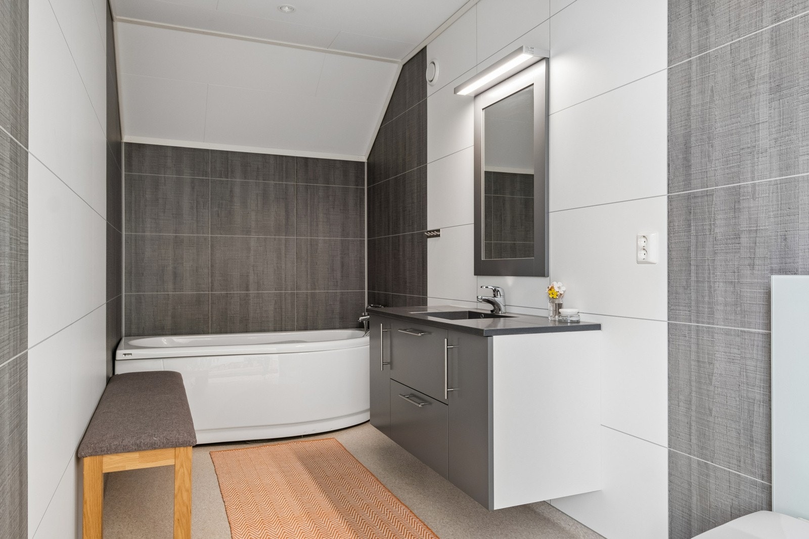 Badet er på 7m² og er innredet med toalett, servant og badekar. Galleribilde