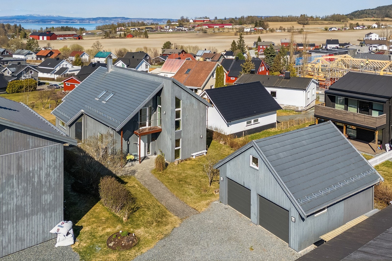 En nyere og innholdsrik enebolig med dobbelgarasje. Galleribilde
