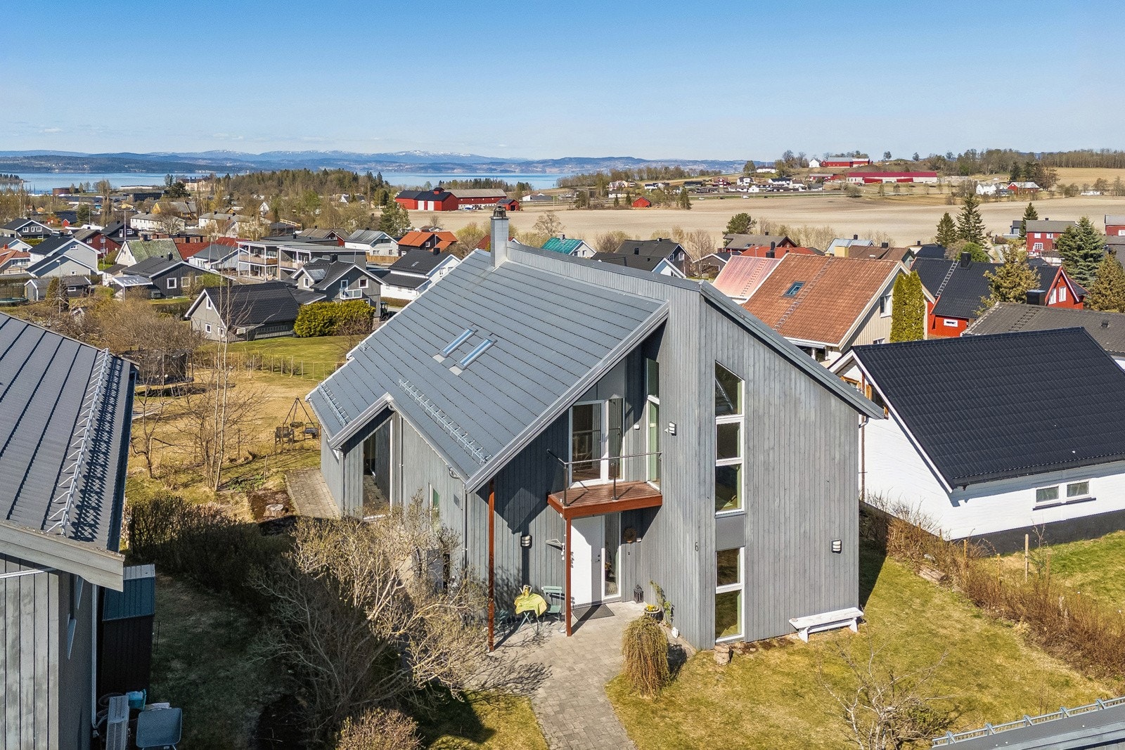 Eiendommen har pent opparbeidet tomt med plen og hekker. Galleribilde