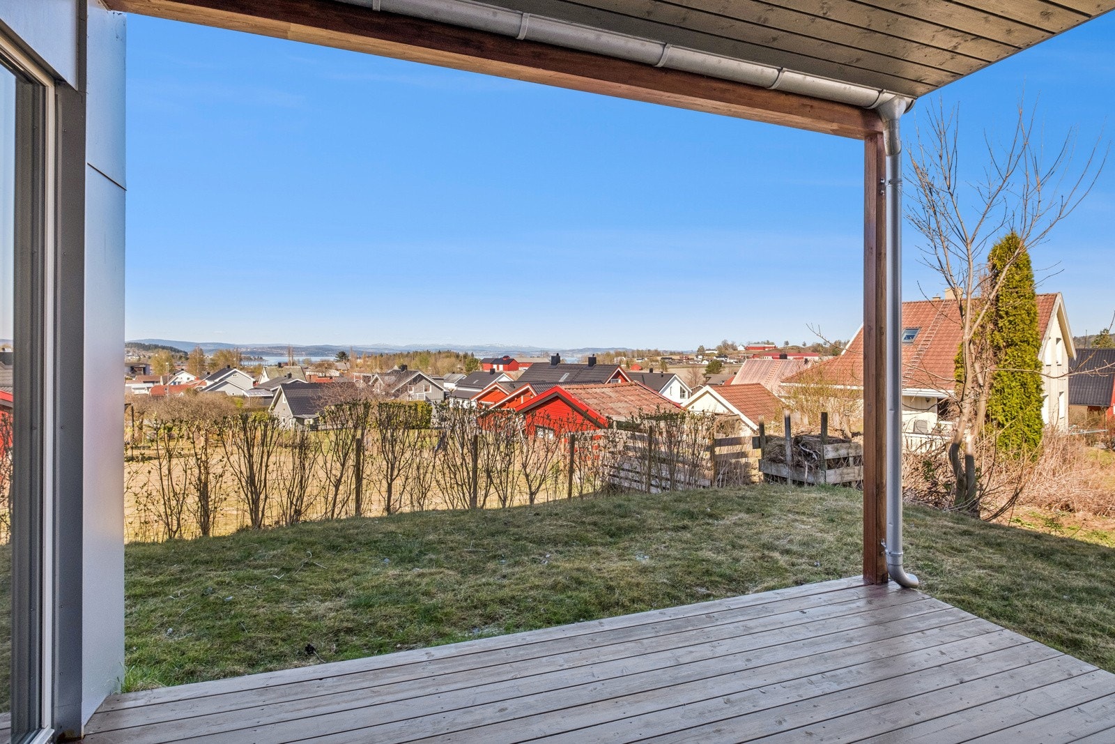 Fra kjøkken har du utgang til en terrasse hvor du får ettermiddags- og kveldssol. Galleribilde