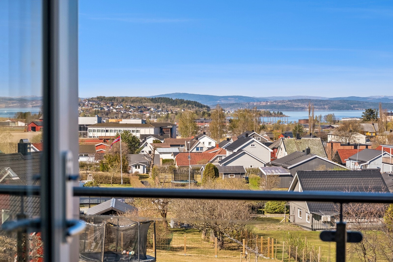 Fra verandaen i 2.etasje får du fantastik utsik og ettermiddags/kveldssol. Galleribilde