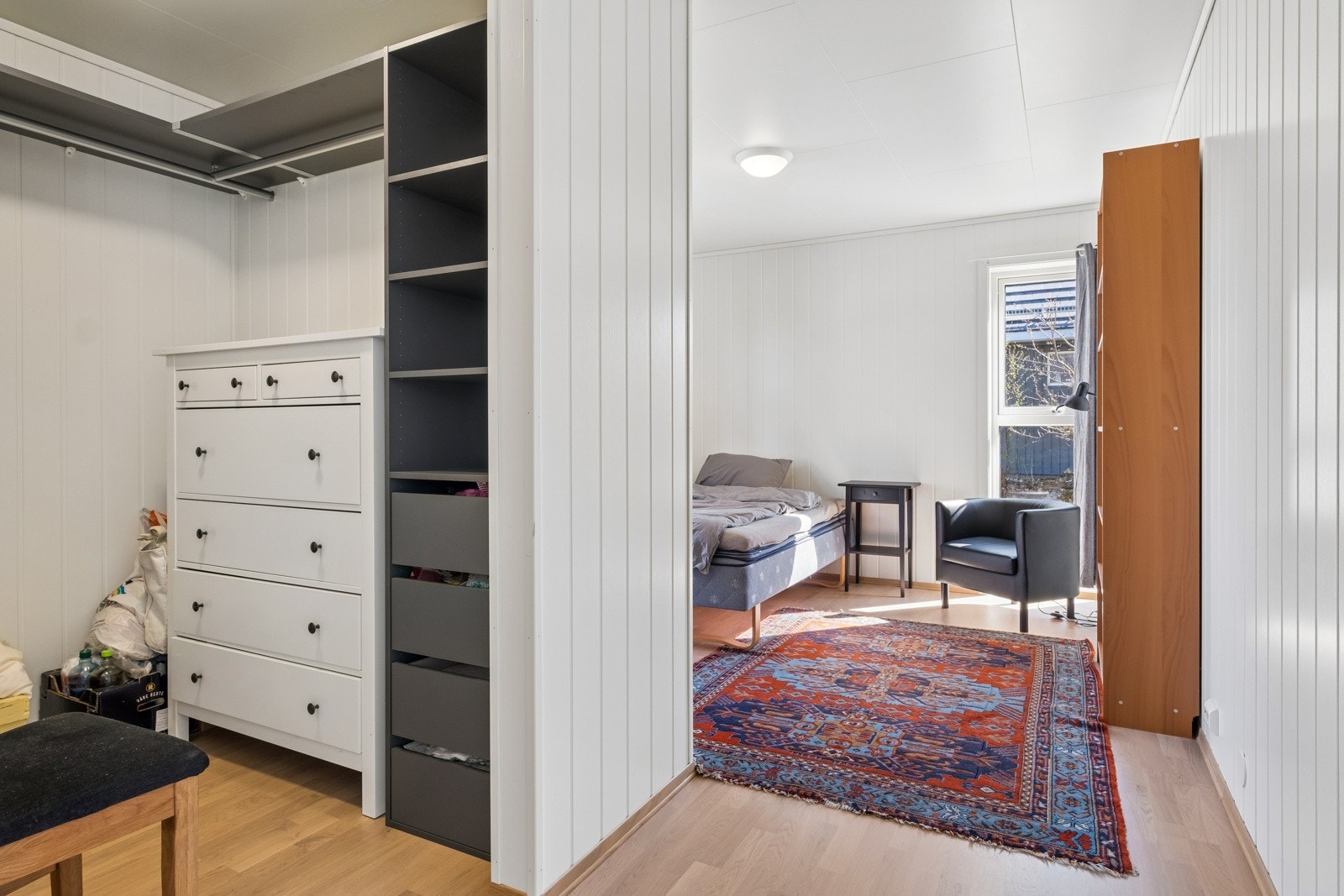 Praktisk walk-in closet inne på soverommet. Her er det god plass til hyller og skuffer. Galleribilde