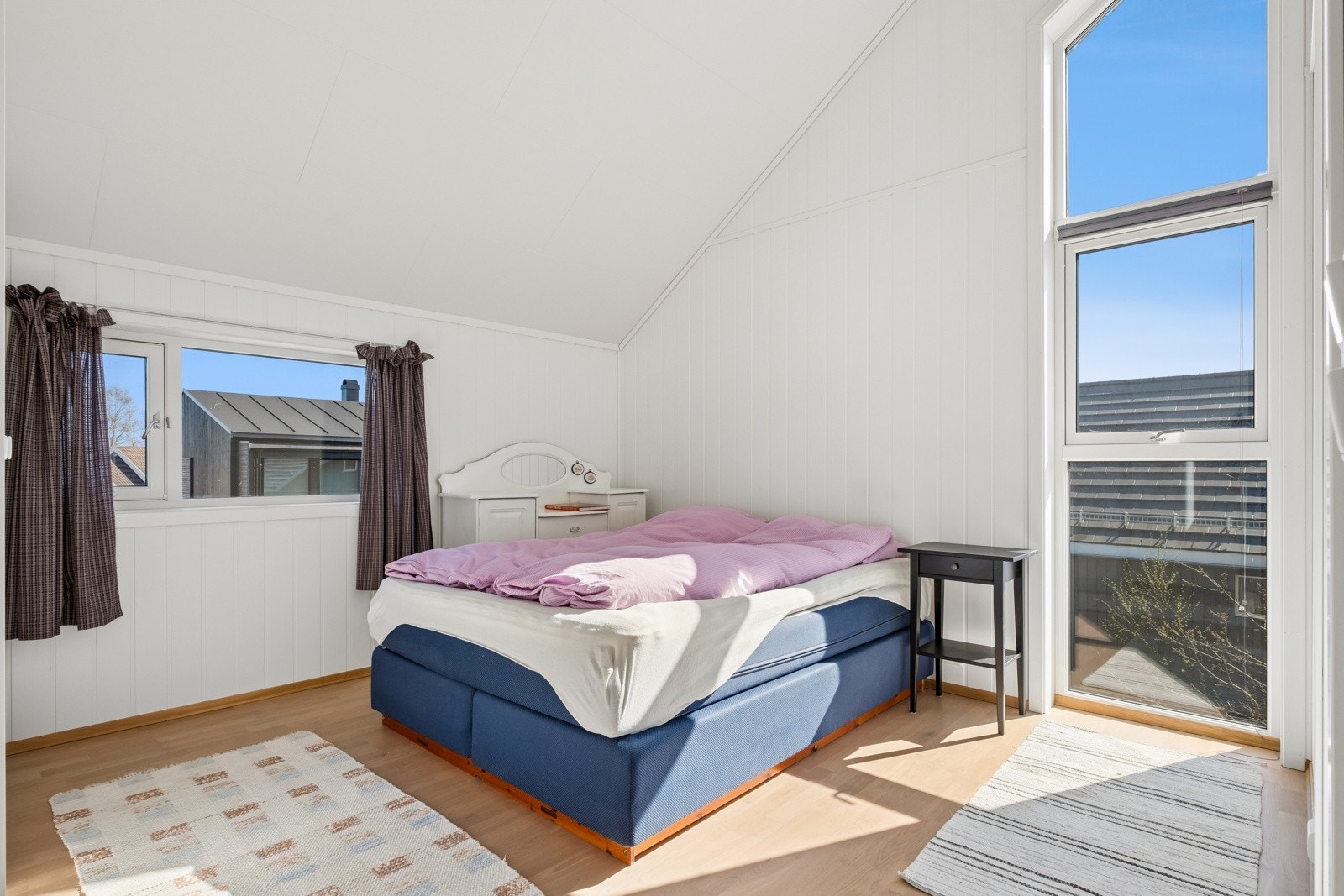 I 2.etasjen finner du 3 soverom hvor det største er på 16m². Galleribilde