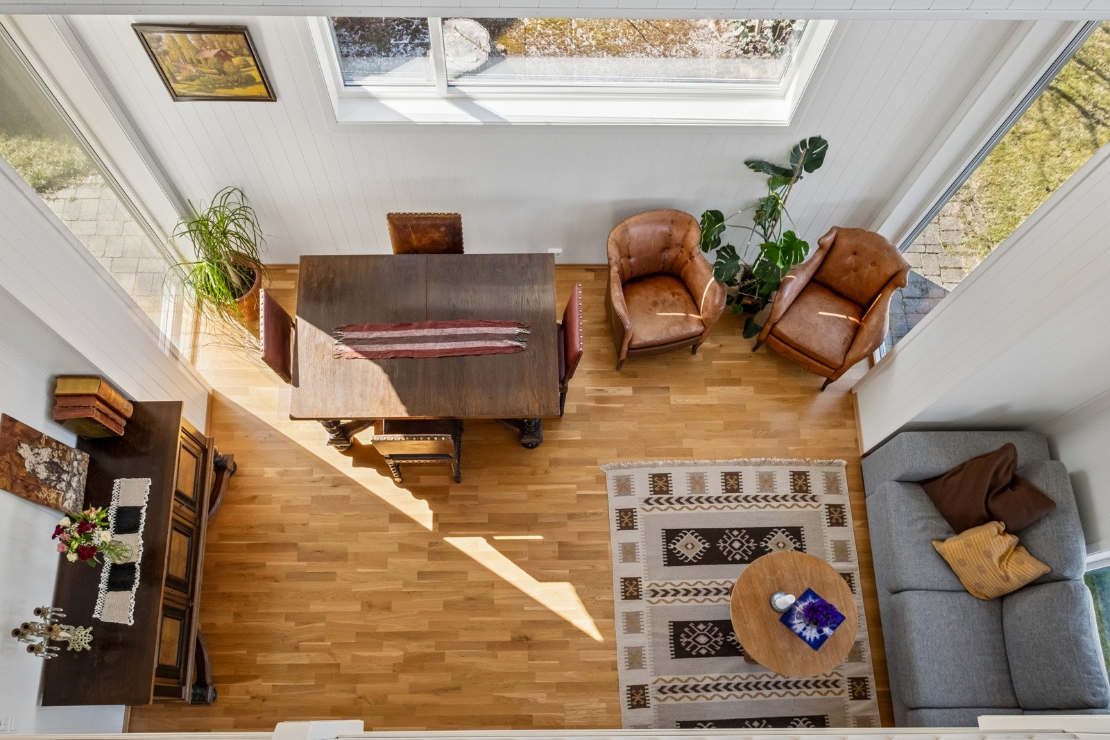 Boligen varmes opp via vannbåren gulvvarme, varmepumpe og elektrisitet. Galleribilde