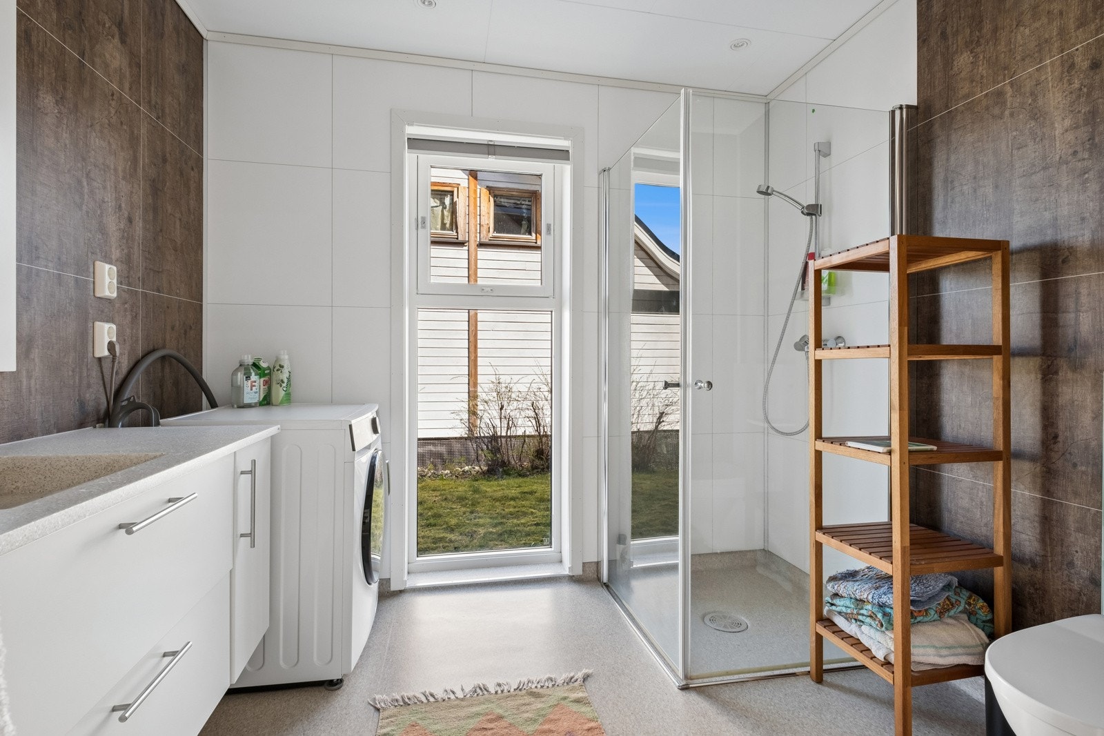 Det er baderom i begge etasjene. Badet i 1.etasje er på 5,5m² og har fasiliteter som vegghengt toalett, opplegg til vaskemaskin, dusjhjørne og servant. Badet har varmekabler i gulv. Galleribilde