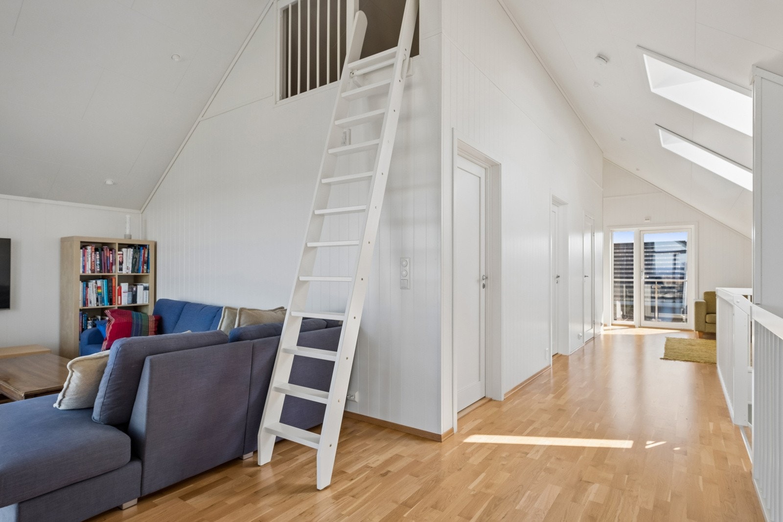 Praktisk hems med gode oppbevaringsmuligheter. Galleribilde
