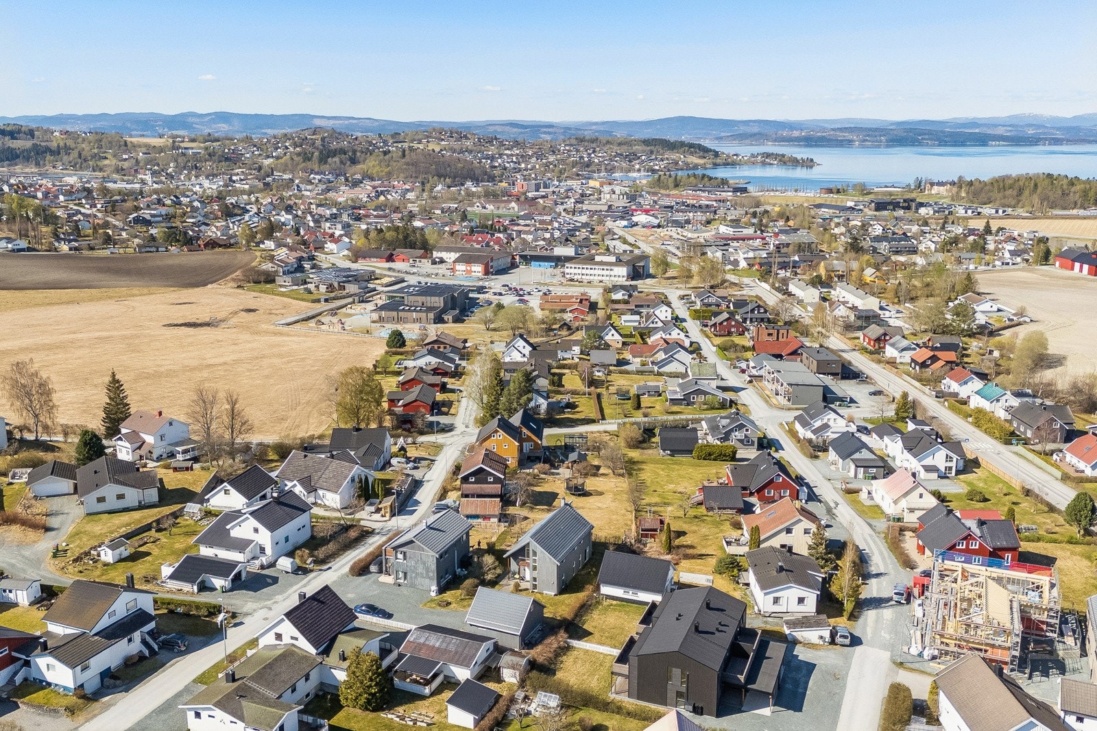 Her får du en lekker enebolig i et rolig og meget familievennlig boligområde. Velkommen på visning! Galleribilde