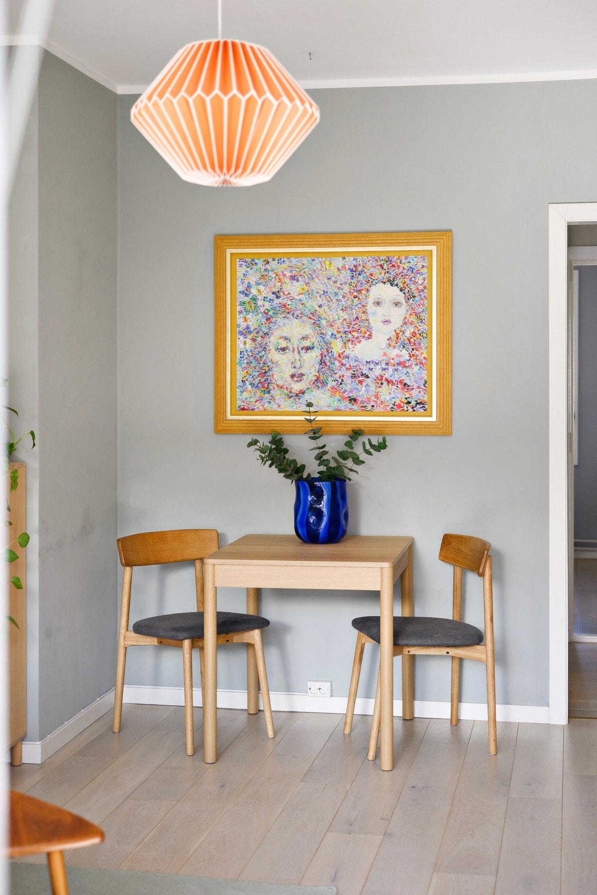 - Det er god plass til spisebord. Nåværende eiere har ved flere anledninger etablert langbord ved hyggelige sammenkomster - Galleribilde
