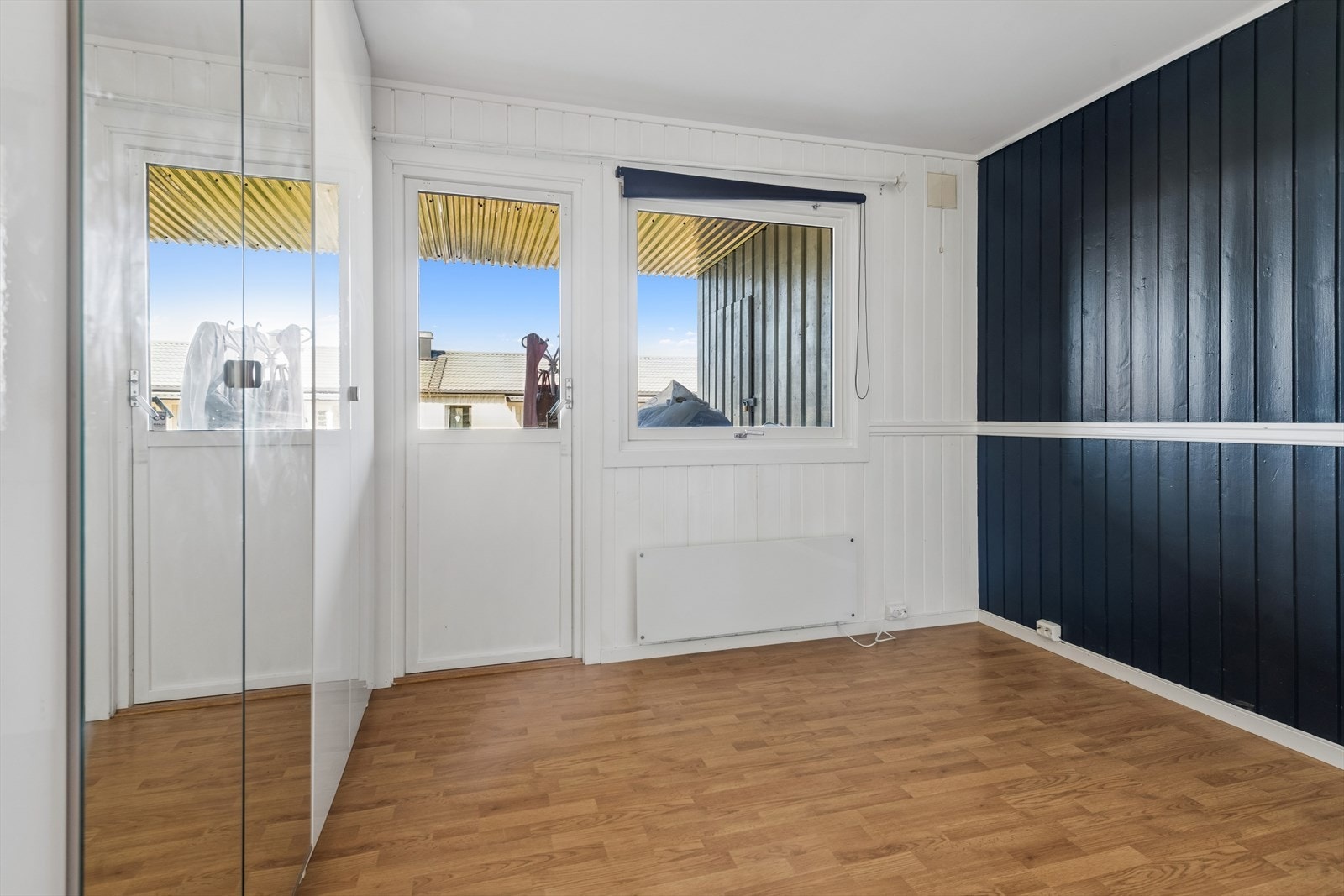 Hovedsoverom med garderobeskap og utgang til teraase og hage. Galleribilde