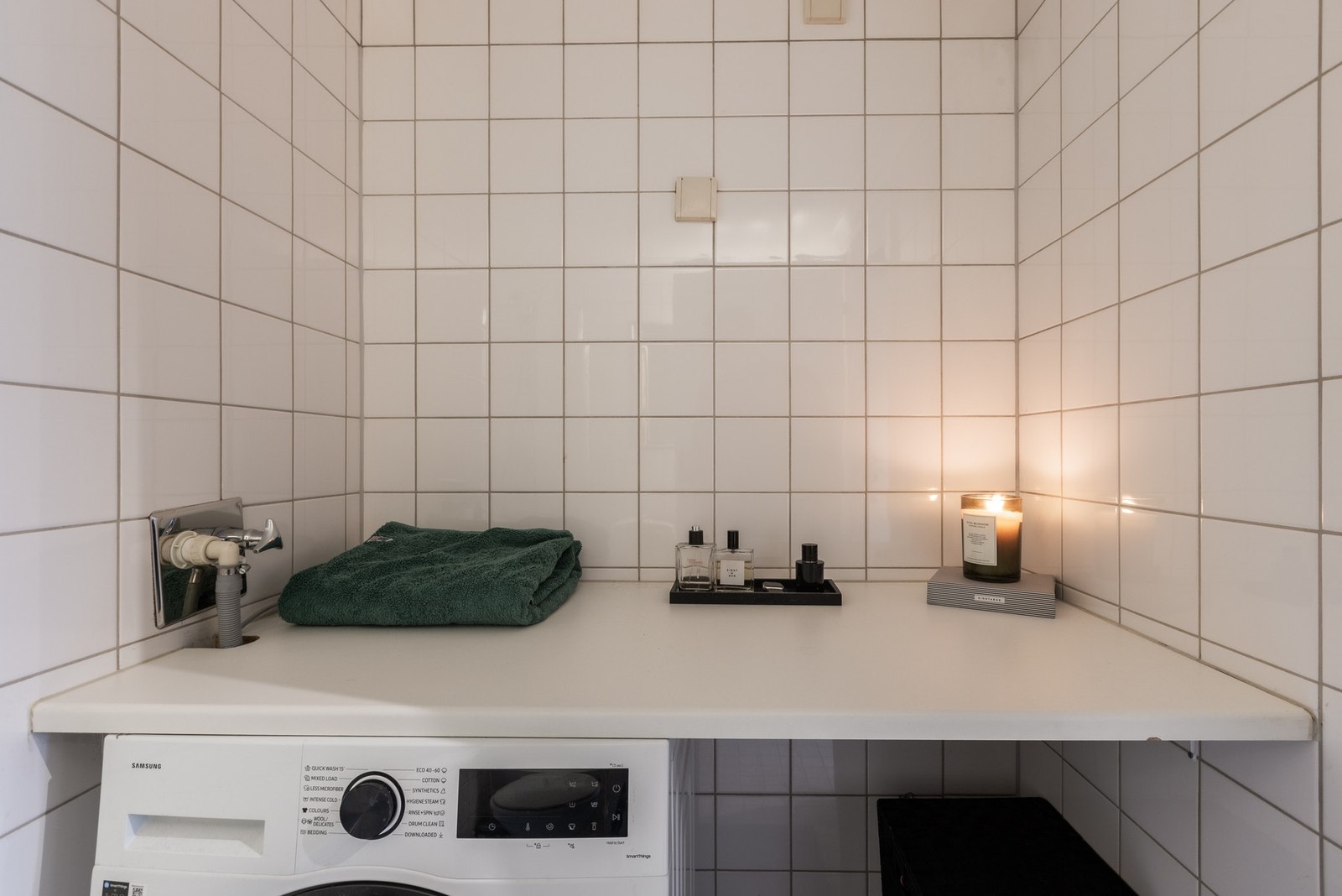Opplegg for vaskemaskin er etablert med praktisk lagringsplass over. Galleribilde