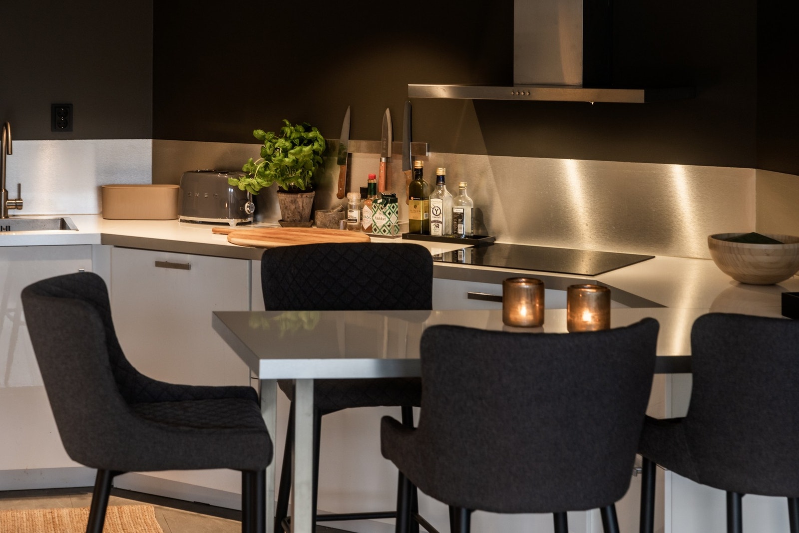 Glatte fronter og benkeplate med laminert overflate gir et ryddig og enkelt uttrykk. Galleribilde