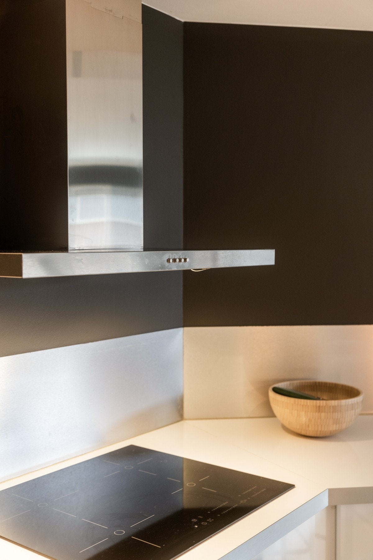 Fritthengende ventilator over kokesonen er tilknyttet
avtrekkskanal og sørger for god luftkvalitet under matlaging. Galleribilde