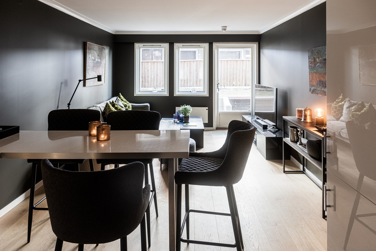 Parkett på gulv, malte vegger og malt himling. Galleribilde