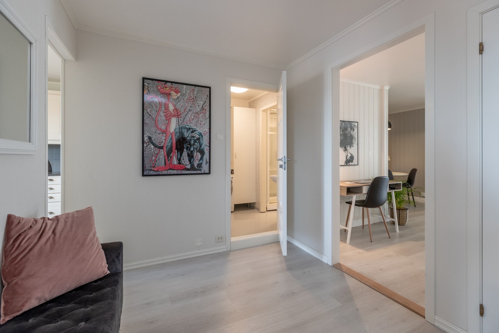 Romslig "hall" med inngang til bod. Galleribilde