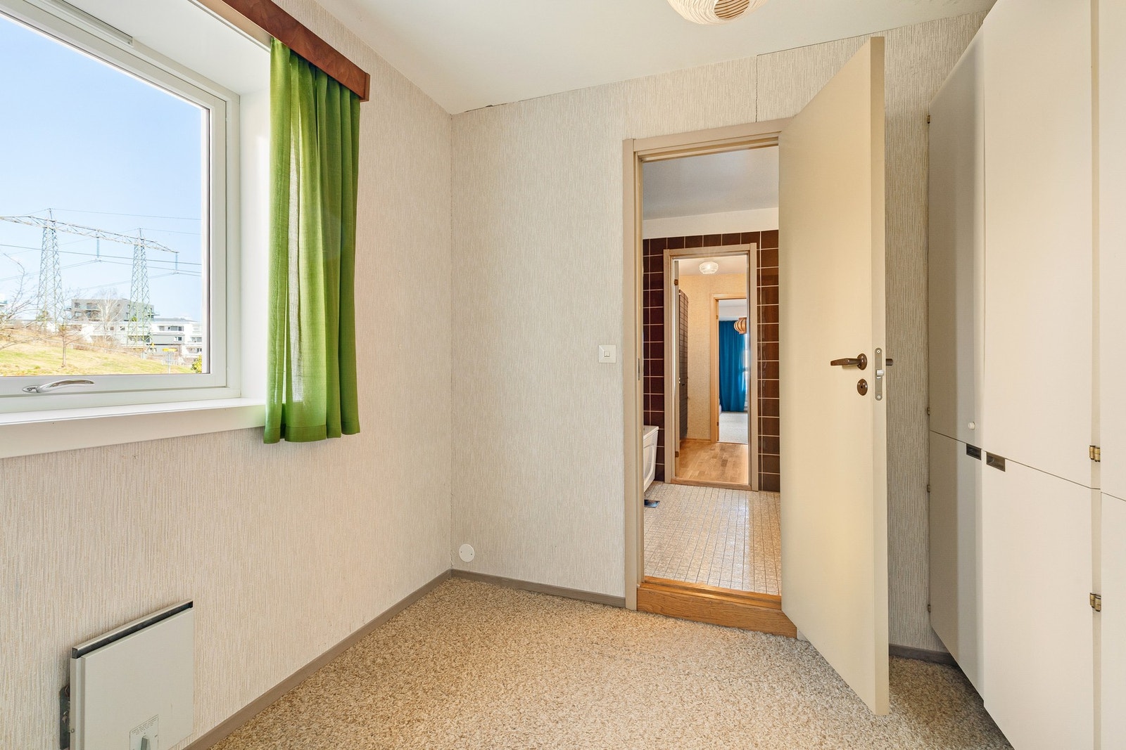 Her er det gode oppbevaringsmuligheter, som med enkle tilpasninger kan gjøres om til et praktisk og funksjonelt walk-in closet. Galleribilde