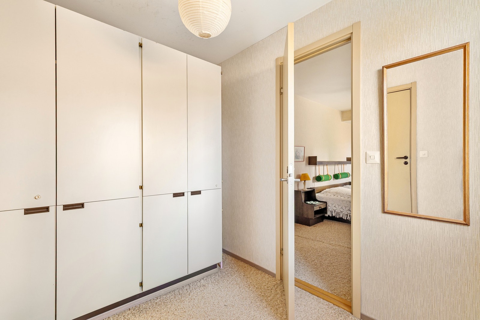 Praktisk garderobe i tilknytning til hovedsoverommet. Galleribilde