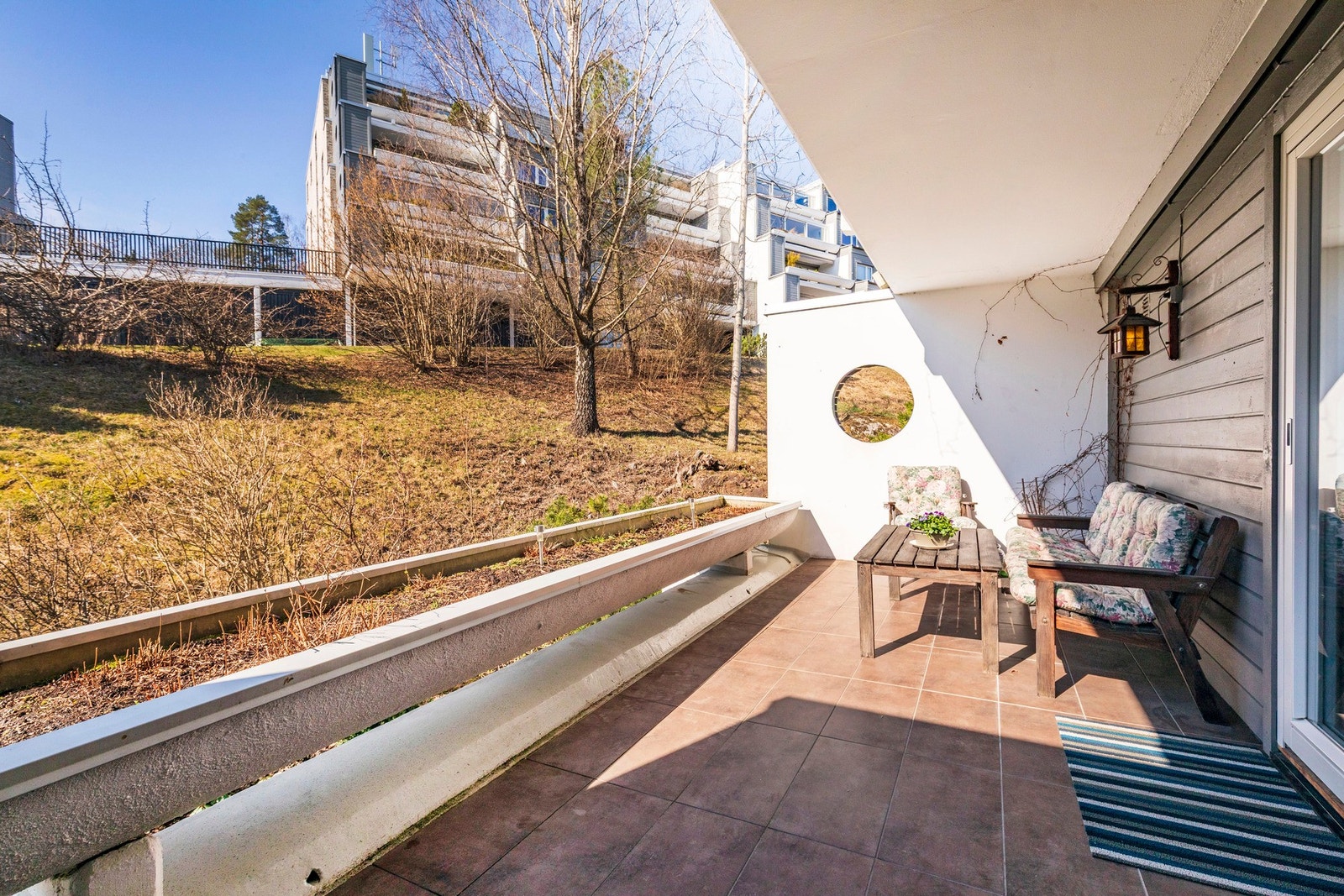Flott og solrik terrasse med utvendig bod og god plass til utemøblement. Galleribilde