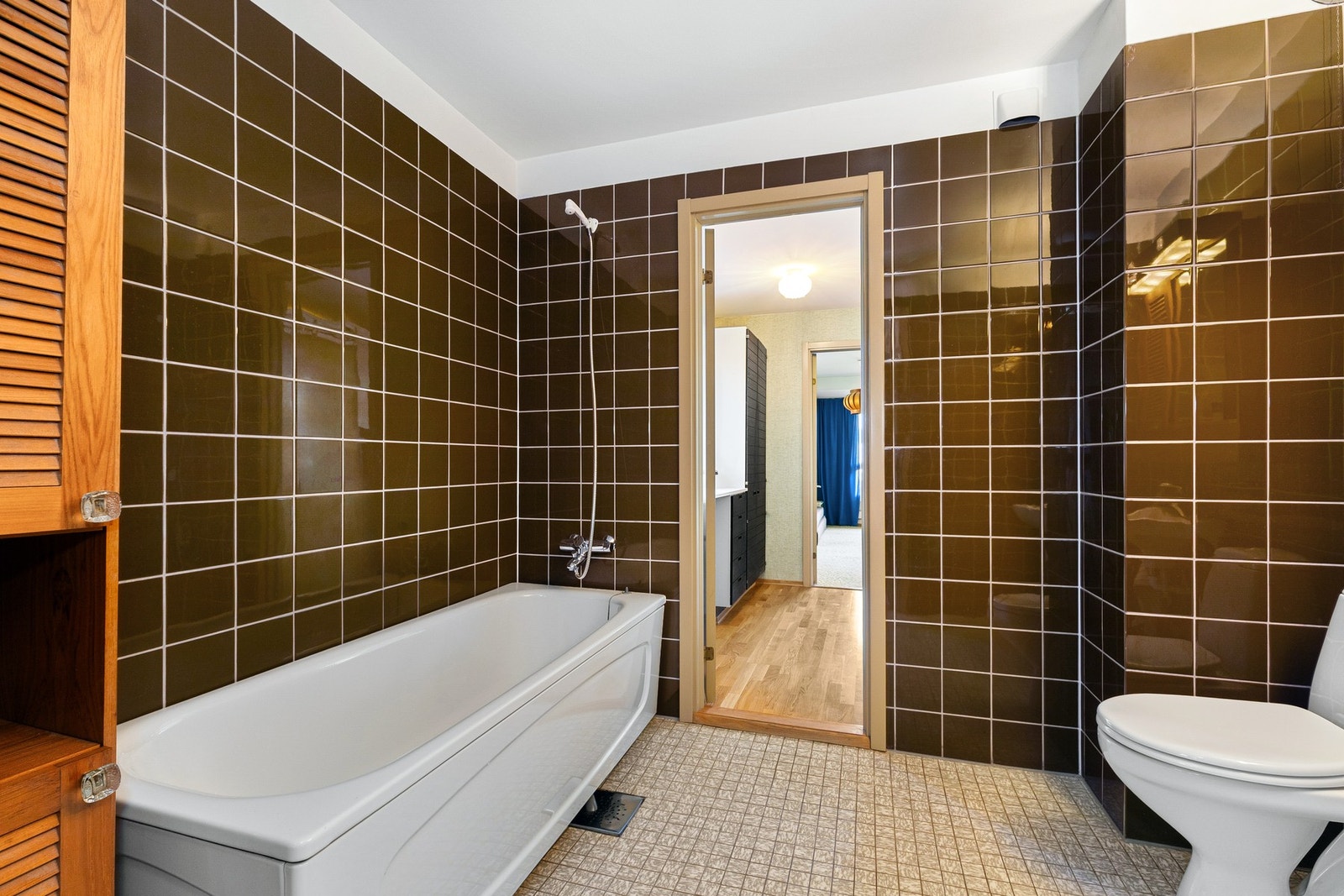 Videre har badet badekar med to-greps armatur påkoblet hånddusj. Galleribilde