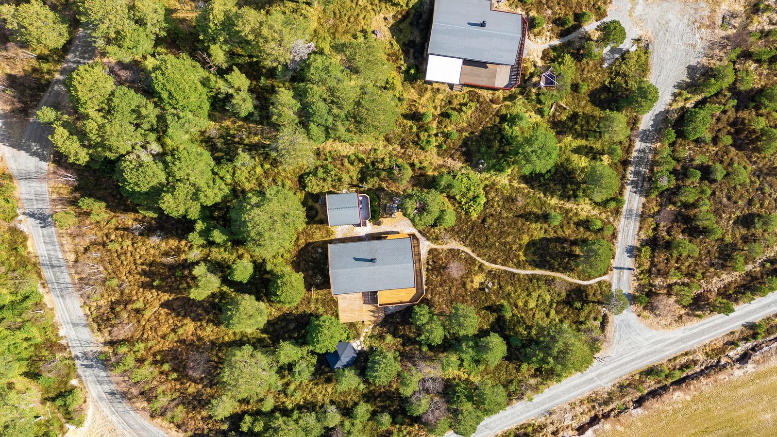 Eiendommen består av hytte, anneks og grillhytte - idyllisk plassert på romslig naturtomt Galleribilde