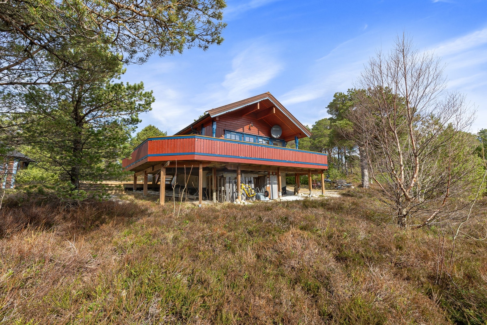 Hytten ligger flott til på naturtomt med luftige omgivelser og gode solforhold Galleribilde