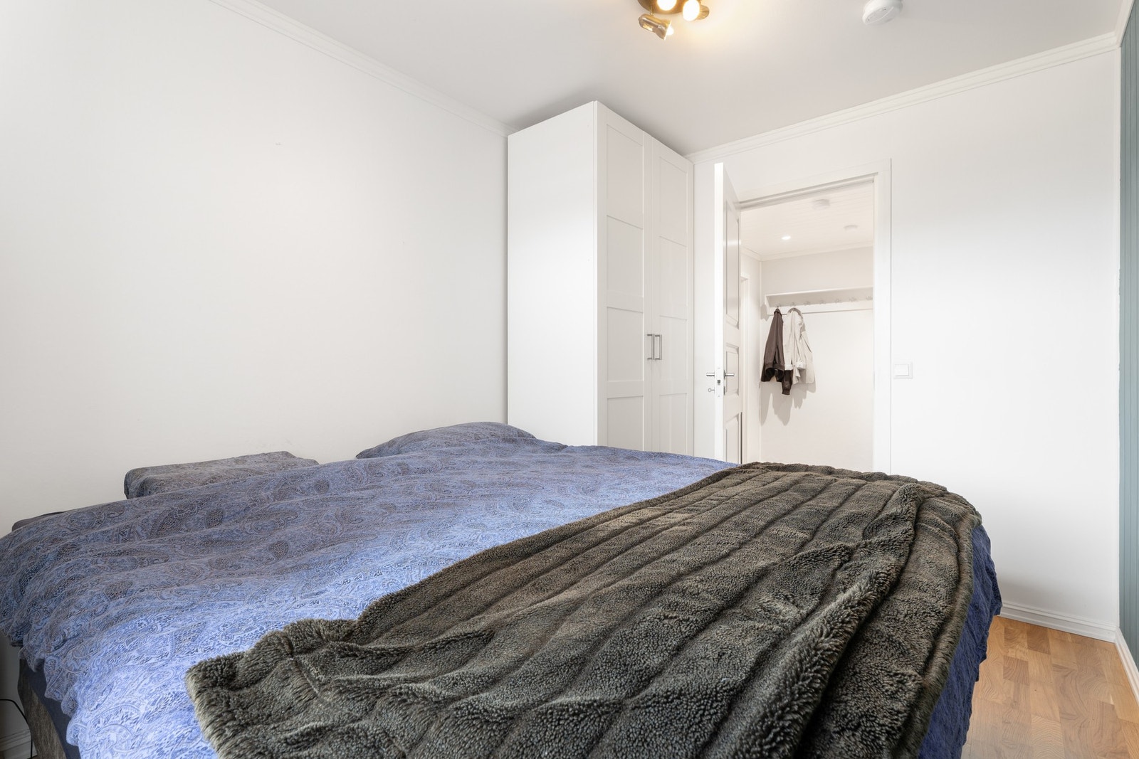 .. med tilhørende garderobeløsning. Galleribilde
