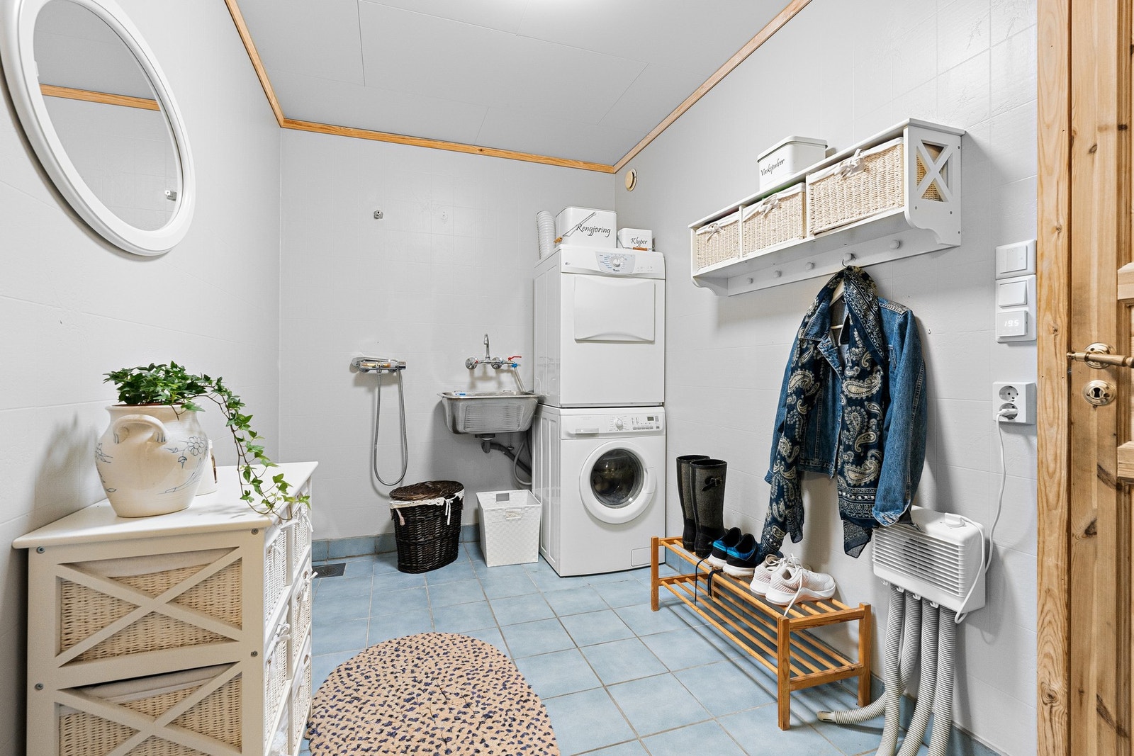 Praktisk med eget vaskerom - her er det også sluk i gulvet og dusj. Vaskerommet har egen inngang. Galleribilde
