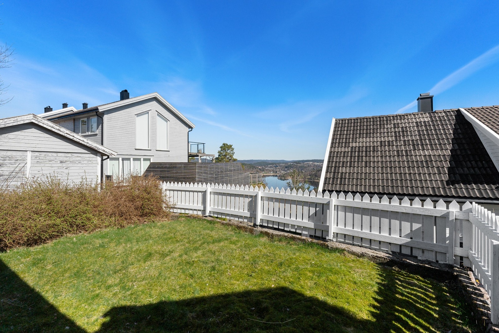 oppe er det også en fin uteplass med utsikt mot Gillsvann Galleribilde