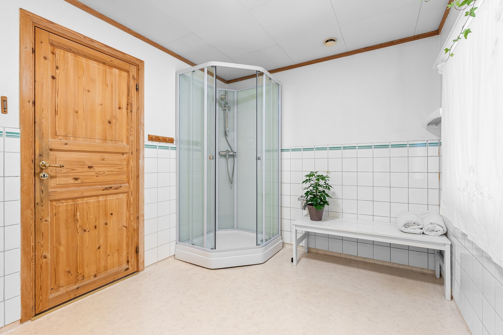 Badet i hovedetasjen - ved siden av kabinettet er det lagt opp til badekar. Galleribilde