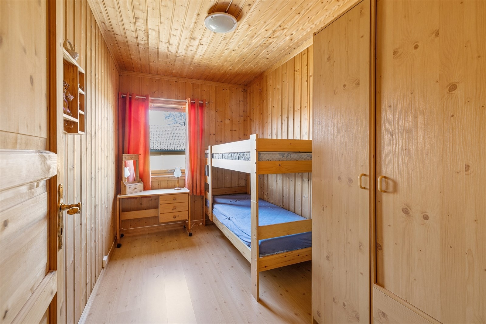 Soverom 3 har plass til seng og oppbevaringsmøbel. Galleribilde