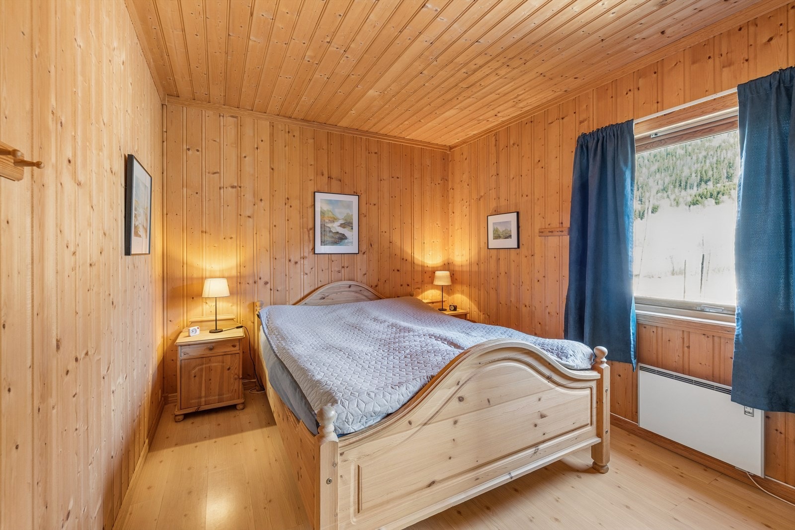 Soverom 2 har god plass til dobbeltseng og garderobeløsning. Galleribilde