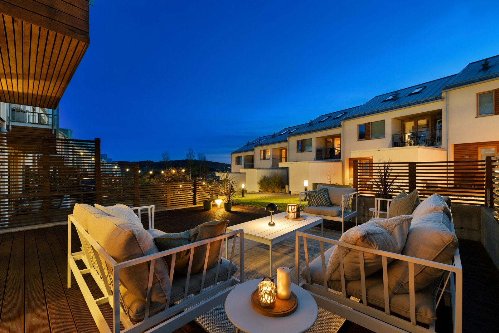 Stemningsfull terrasse i kveldslys - perfekt for lange sommerkvelder Galleribilde