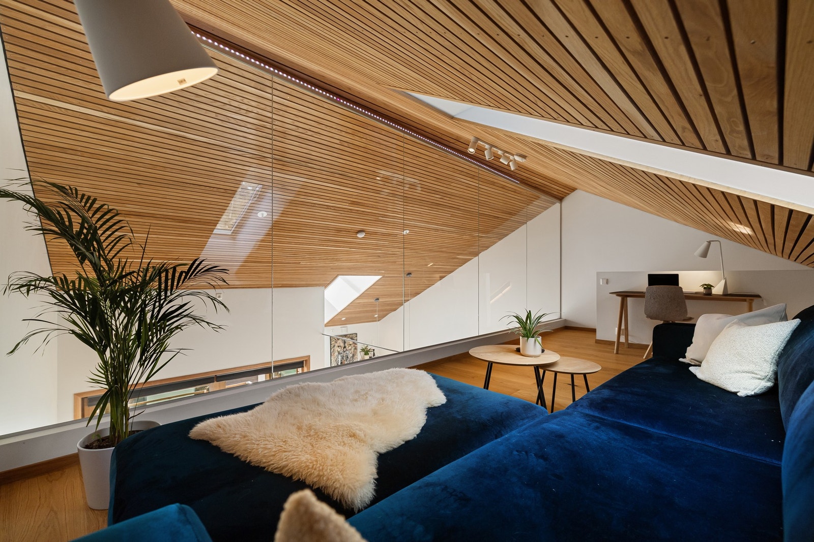 Påkostet med velux vindu over hems og glassvegg langs hele rommet Galleribilde
