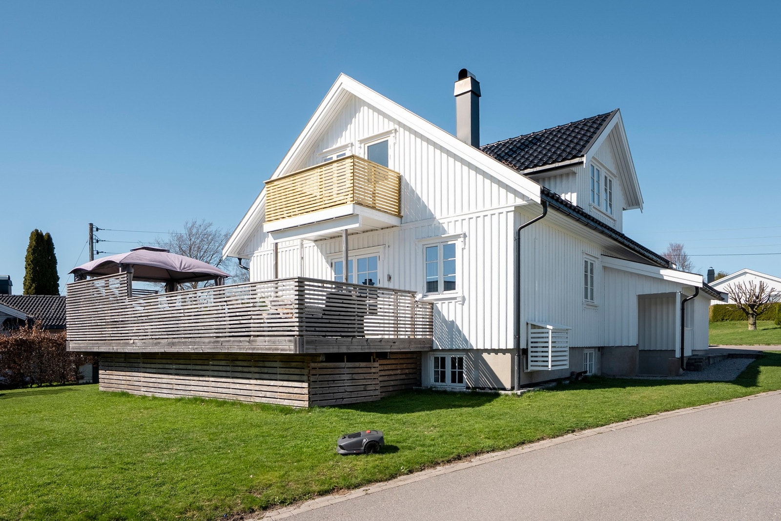 Boligen er omkranset av hage som gir rom for lek og aktivitet Galleribilde
