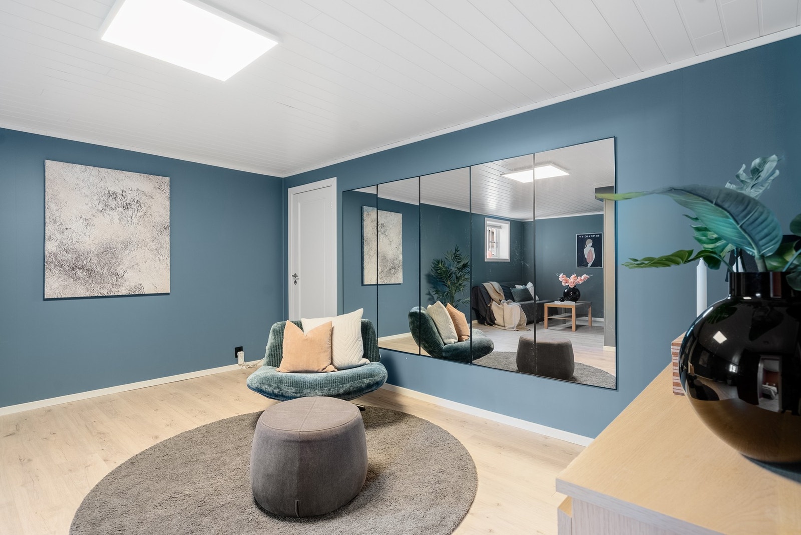 Et stort og romslig rom malt i lun og behagelig farge Galleribilde