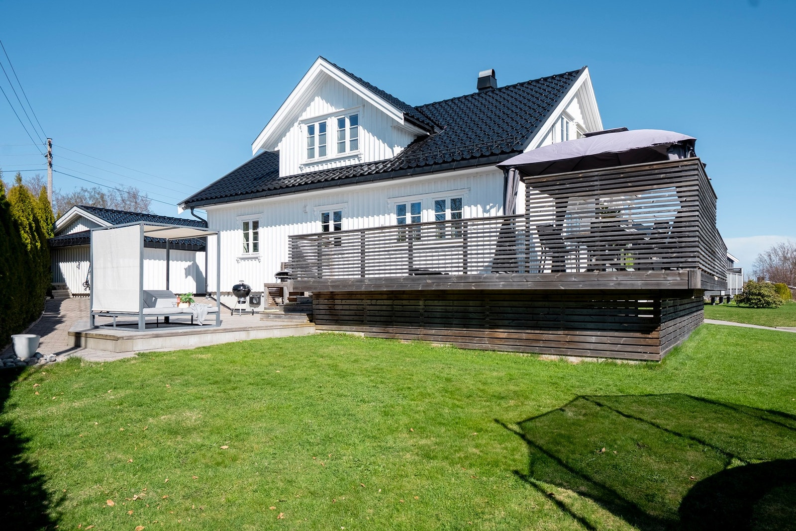 På eiendommen er det flere solrike uteplasser Galleribilde
